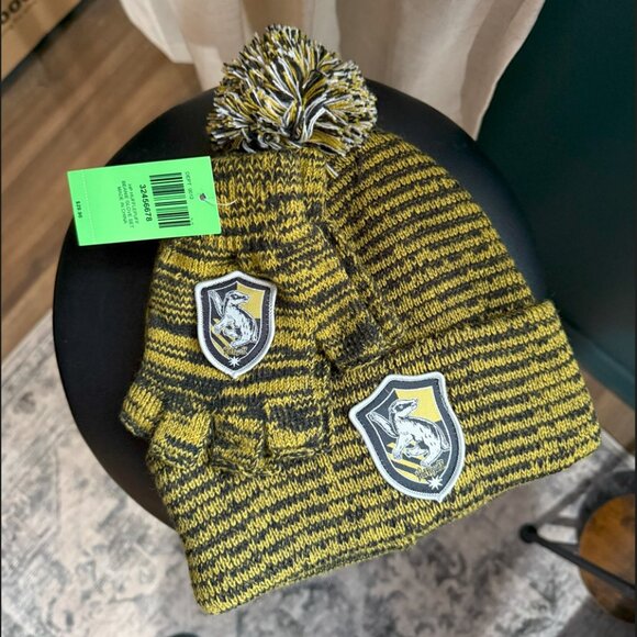 Harry Potter Hufflepuff Glove & Beanie Set - Picture 3 of 4